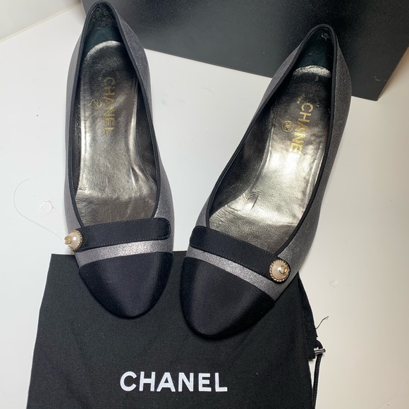 Authentic CHANEL Pumps - Picture 2 of 7